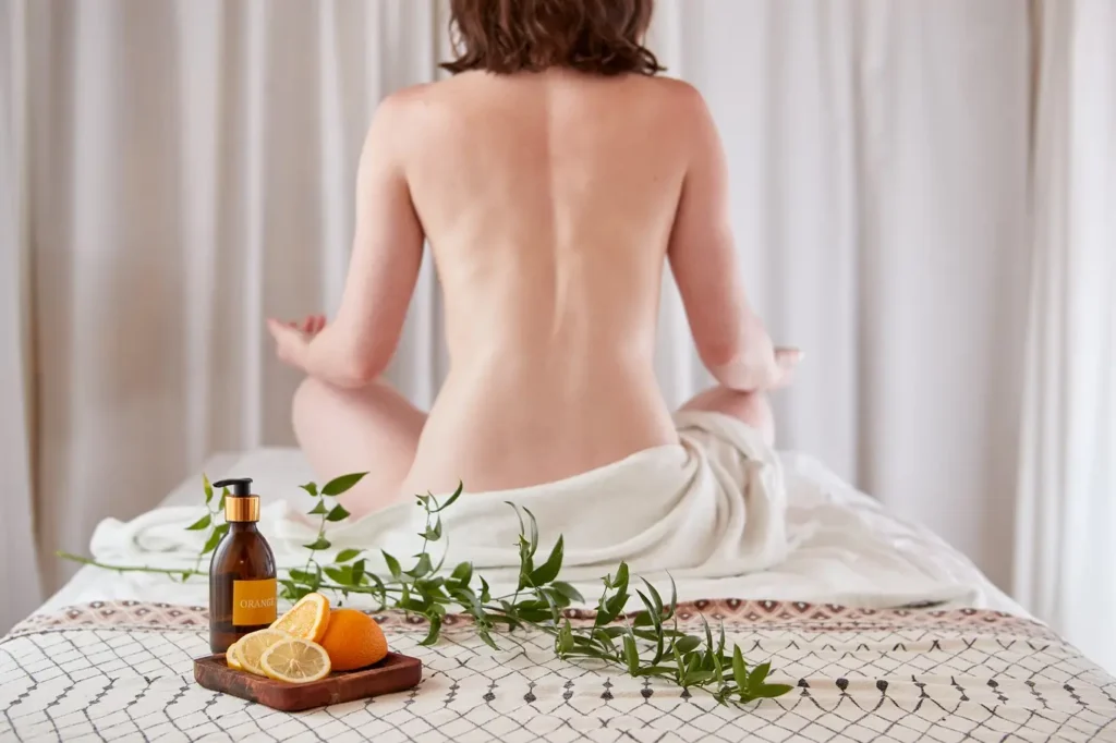 kobieta siedzi na łóżku do masażu